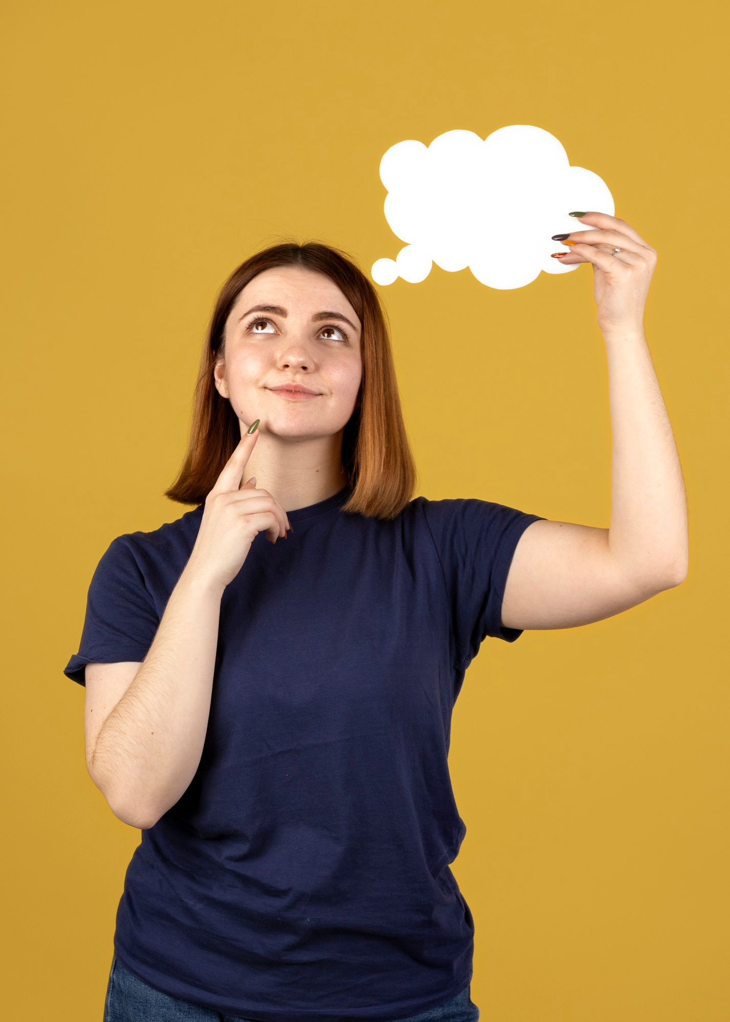 Mujer sosteniendo una nube de papel mientras hace gesto de intriga.