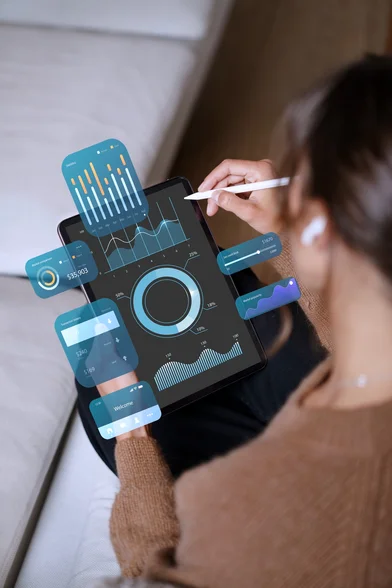 Mujer en una Tablet con gráficas.